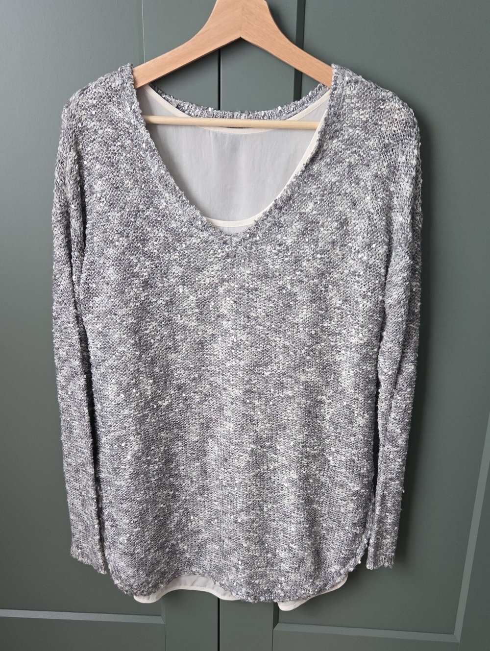 Cozy Textured V-Neck Sweater in Light Gray With Sequins